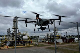 Rusové vytáhli novou zbraň proti ukrajinským dronům. Nad rafineriemi vznikají obří kovové sítě